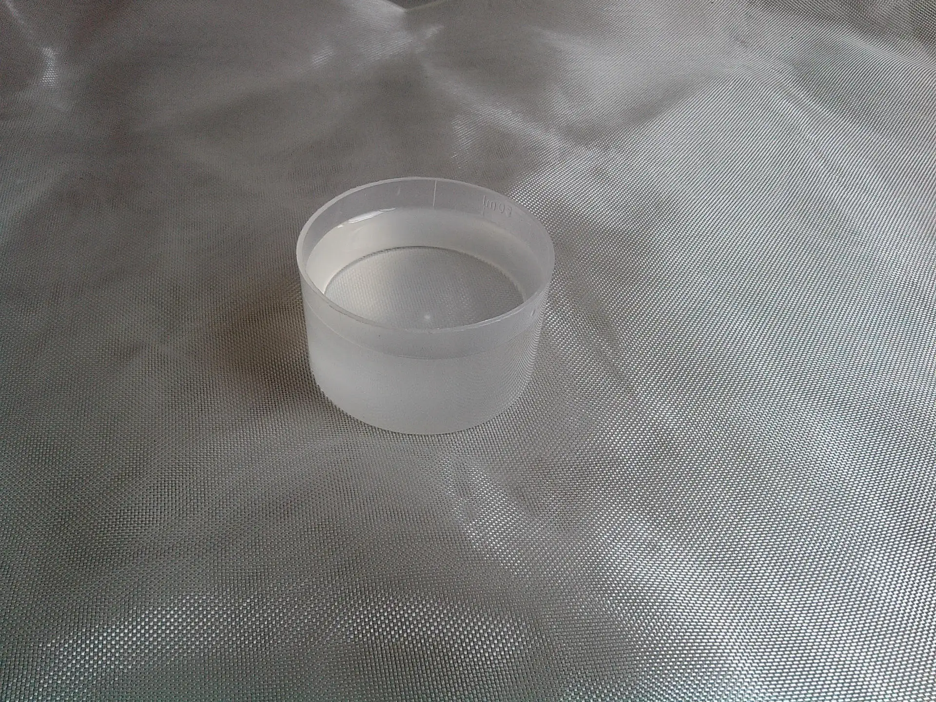 環(huán)氧樹脂是一種常見的高性能材料，具有優(yōu)異的機械性能、化學(xué)穩(wěn)定性和耐熱性等特點，廣泛應(yīng)用于航空、航天、電子、汽車、建筑等領(lǐng)域。然而，純環(huán)氧樹脂存在著一些問題，如過低的固化速度、需要高溫固化等，因此需要添加固化劑來改善其性能。  環(huán)氧樹脂固化劑是環(huán)氧樹脂體系中不可或缺的一部分，它們能夠與環(huán)氧樹脂發(fā)生反應(yīng)，形成三維網(wǎng)絡(luò)結(jié)構(gòu)，從而使環(huán)氧樹脂固化并獲得優(yōu)異的性能。下面介紹幾種常見的環(huán)氧樹脂固化劑及其作用原理：  1. 胺類固化劑：胺類固化劑是最常用的環(huán)氧樹脂固化劑之一，包括脂肪族胺、芳香族胺等。它們能夠與環(huán)氧樹脂中的環(huán)氧基發(fā)生加成反應(yīng)，形成胺基與環(huán)氧基相連的鏈狀結(jié)構(gòu)，從而將環(huán)氧樹脂固化成為三維網(wǎng)絡(luò)結(jié)構(gòu)。胺類固化劑具有固化速度快、性能穩(wěn)定等優(yōu)點，但也存在著氨臭味、低溫下固化速度緩慢等缺點。  2. 酸酐類固化劑：酸酐類固化劑是另一種常用的環(huán)氧樹脂固化劑，包括馬來酸酐、酞酸酐等。它們能夠與環(huán)氧樹脂中的環(huán)氧基發(fā)生環(huán)氧化反應(yīng)，形成四元環(huán)結(jié)構(gòu)，從而將環(huán)氧樹脂固化成為三維網(wǎng)絡(luò)結(jié)構(gòu)。酸酐類固化劑具有固化速度快、高溫下性能穩(wěn)定等優(yōu)點，但也存在著易水解、揮發(fā)性大等缺點。  3. 含硫固化劑：含硫固化劑是近年來發(fā)展起來的一種環(huán)氧樹脂固化劑，包括胺硫醇、酚硫醇等。它們能夠與環(huán)氧樹脂中的環(huán)氧基發(fā)生硫化反應(yīng)，形成硫醇（或酚）與環(huán)氧基相連的鏈狀結(jié)構(gòu)，從而將環(huán)氧樹脂固化成為三維網(wǎng)絡(luò)結(jié)構(gòu)。含硫固化劑具有固化速度快、耐高溫等優(yōu)點，但也存在著對環(huán)境敏感、易引起腐蝕等缺點。  環(huán)氧樹脂固化劑對于環(huán)氧樹脂的性能影響十分重要，其選擇和使用必須嚴(yán)格按照規(guī)范進行。在實際應(yīng)用中，需要根據(jù)不同的環(huán)境和要求，選擇合適的環(huán)氧樹脂固化劑，并控制好其配比和固化條件。只有這樣，才能保證環(huán)氧樹脂固化劑發(fā)揮最優(yōu)的作用，滿足不同領(lǐng)域?qū)Νh(huán)氧樹脂材料的需求。